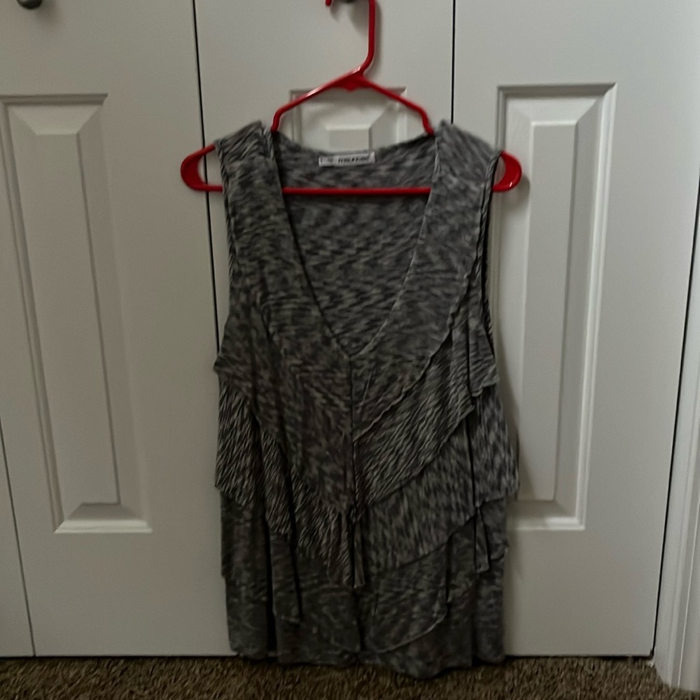 Pretty ruffled ladies top gray Maurice’s size 1